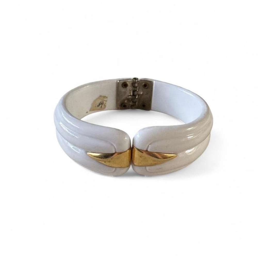RETRO 60's WHITE & GOLD HINGED CLAMSHELL VINTAGE BANGLE - Picture 2 of 6